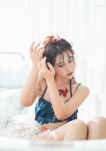 脱了内裤一边亲一边摸